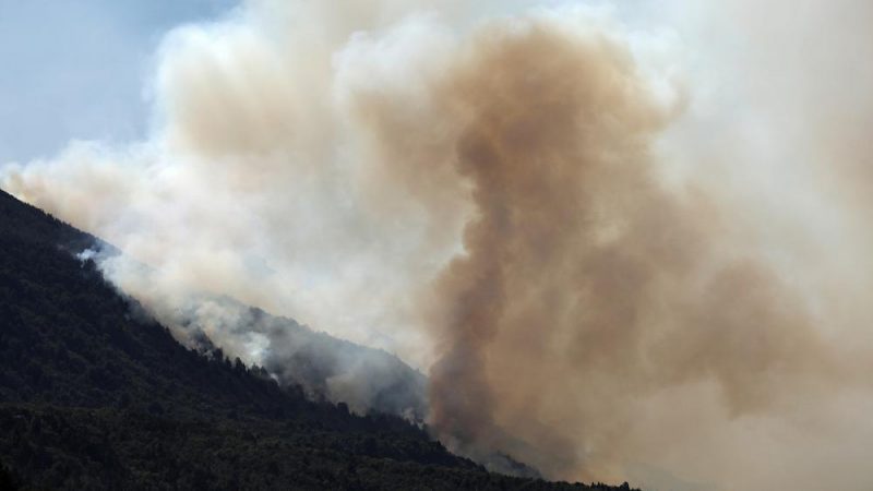 Argentina Bariloche envía una columna de humo al cielo mientras los incendios arrasan

